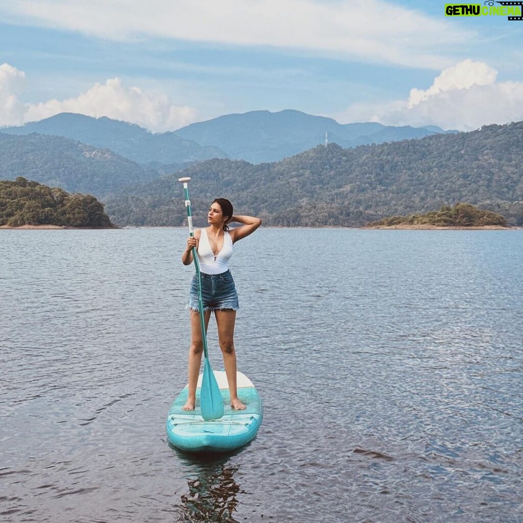 Shraddha Das Instagram - Tried Paddleboarding for the first time 🚣‍♀🌝 Balance is key this birthday 😉 📸 @_achuth_ @naadpriya Rukgala Retreat