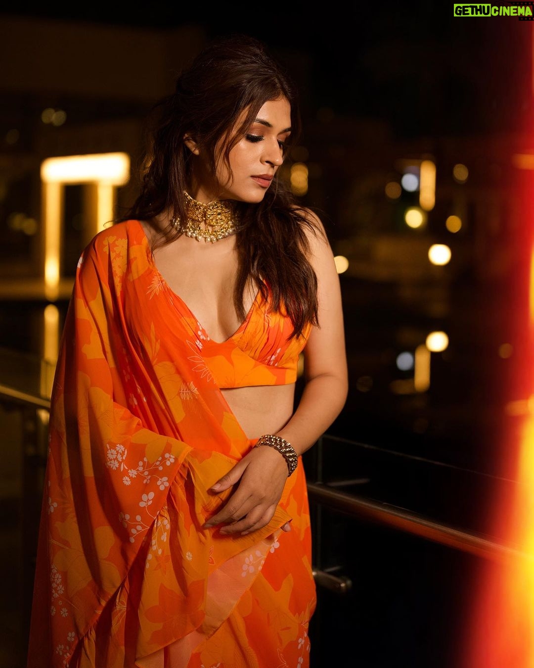 Shraddha Das Instagram - 🚨 @krishnatejah 📸 Saree : @harshitasinghviofficial Stylist : @baharberii Make up : @raashikashetty Hair : @arbazshaikh6210 Jewellery : @the_jewel_gallery Location : @novotelhydairport