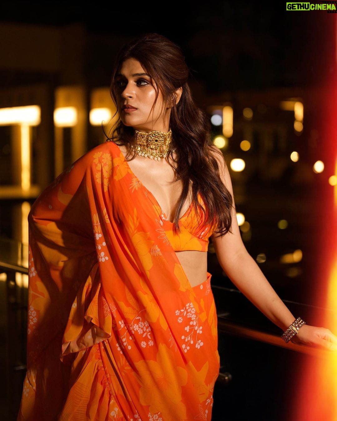 Shraddha Das Instagram - 🚨 @krishnatejah 📸 Saree : @harshitasinghviofficial Stylist : @baharberii Make up : @raashikashetty Hair : @arbazshaikh6210 Jewellery : @the_jewel_gallery Location : @novotelhydairport