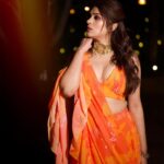 Shraddha Das Instagram - 🚨 @krishnatejah 📸 Saree : @harshitasinghviofficial Stylist : @baharberii Make up : @raashikashetty Hair : @arbazshaikh6210 Jewellery : @the_jewel_gallery Location : @novotelhydairport