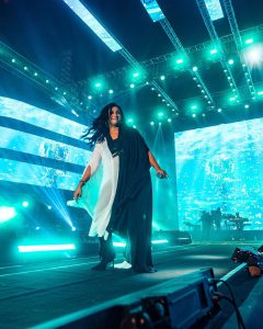 Shreya Ghoshal Instagram - What mad fun at the Engifest of Delhi Technological University #DTU @utkarshwankhedeofficial_ joined us for this amazing concert! Outfit: @sionnahpretcouture Earrings: @koharbykanika Kadas & Rings: @sangeetaboochra Stylist: @stylebysaachivj Styling team: @sanzimehta777 @styledbynikinagda Styling intern: @muskaanparakh 📸 @enoch.rodrigues Big love to @spectal.management @btosproductions