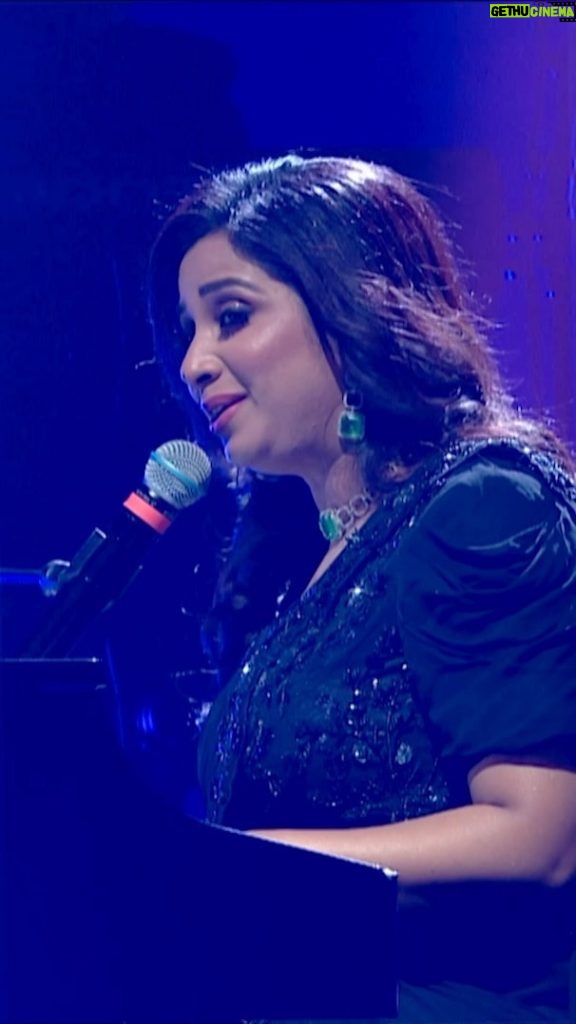 Shreya Ghoshal Instagram - Frankly, can there be a dreamier sequence than having the queen @shreyaghoshal accompany herself on the piano? On behalf of all the fans of the unparalleled, unmatched and peerless queen of our times, the @shreyaghoshal, this is a note of gratitude and appreciation for setting up the perfect dream sequence! This ethereal, subliminal composition of maestro @arrahman with voices by @shreyaghoshal and @bennydayalofficial and lyrics by @prasoonjoshilive is one of the most evocative songs of our times! Needless to say, this clip from her sold out tour in the UK is going to stay on loop mode! Show Director: @ohthatguymayur Acoustic guitar: @jobindavid Flute: @rajeevprasannaflute Acoustic guitar: @abdg_1988 @aamirkhanproductions @simply.asin @mantenamadhu @btosproductions @graceentertainmentuk @wembleystadium @ovoarena @pravinmanimusic @brutofficiel @brutofficiel @mensxpofficial @pinkvilla @viralbhayani @bbcnews @bbcasiannetwork @bobbyfricton @iharoonrashid @deenanarshi #ShreyaGhoshal #ShreyaGhoshalLive #ShreyaGhoshalLiveInConcert #AllHeartsTour #ShreyaGhoshalAllHeartsTour #Bollywood #LiveMusic #SGFC #ShreyaGhoshalFamily #ShreyaGhoshalFanClub #arrahman #arrahmansongs #ghajini #aamirkhan #sgarabians #dubai #usa #tour