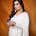 Shreya Ghoshal Instagram – Kashmir jaisi jagah le chalo na ❄️

Saree: @sawangandhiofficial
Jewels: @azotiique
Stylist: @stylebysaachivj
Styling Team: @sanzimehta777 @styledbynikinagda
Styling intern: @muskaanparakh
Photographer: @ashish_ojha_photography
MUA: @tessiequiney 
Hair: @maggie_hairstylists1989