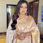 Shreya Ghoshal Instagram - Nothing can beat the grace of a beautiful saree 🩷🧡 #handloomlove Outfit: @madhurya_creations Shawl: @dusalaindia Jewellery: @curiocottagejewelry Potli: @eena.official Stylist: @stylebysaachivj Team: @styledbynikinagda @sanzimehta777 Hair: @hairbysimrankaur Draping: @draping_by_lata