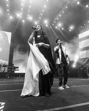 Shreya Ghoshal Instagram - What mad fun at the Engifest of Delhi Technological University #DTU 
 
@utkarshwankhedeofficial_ joined us for this amazing concert!

Outfit: @sionnahpretcouture
Earrings: @koharbykanika
Kadas & Rings: @sangeetaboochra
Stylist: @stylebysaachivj
Styling team: @sanzimehta777 @styledbynikinagda
Styling intern: @muskaanparakh
📸 @enoch.rodrigues
Big love to @spectal.management @btosproductions