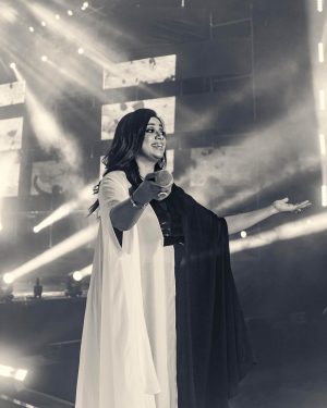 Shreya Ghoshal Instagram - What mad fun at the Engifest of Delhi Technological University #DTU 
 
@utkarshwankhedeofficial_ joined us for this amazing concert!

Outfit: @sionnahpretcouture
Earrings: @koharbykanika
Kadas & Rings: @sangeetaboochra
Stylist: @stylebysaachivj
Styling team: @sanzimehta777 @styledbynikinagda
Styling intern: @muskaanparakh
📸 @enoch.rodrigues
Big love to @spectal.management @btosproductions