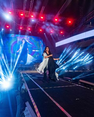 Shreya Ghoshal Instagram - What mad fun at the Engifest of Delhi Technological University #DTU 
 
@utkarshwankhedeofficial_ joined us for this amazing concert!

Outfit: @sionnahpretcouture
Earrings: @koharbykanika
Kadas & Rings: @sangeetaboochra
Stylist: @stylebysaachivj
Styling team: @sanzimehta777 @styledbynikinagda
Styling intern: @muskaanparakh
📸 @enoch.rodrigues
Big love to @spectal.management @btosproductions