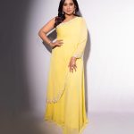 Shreya Ghoshal Instagram - Dheere jalna 🔥☀️ Outfit: @studio22.in Pr: @pr_vartika Jewels: @sorayaajewels_ Stylist: @stylebysaachivj Styling Team: @sanzimehta777 @styledbynikinagda Styling intern: @muskaanparakh MUA: @tessiequiney Hair: @maggie_hairstylists1989 Photographer: @ashish_ojha_photography
