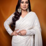 Shreya Ghoshal Instagram - Kashmir jaisi jagah le chalo na ❄️ Saree: @sawangandhiofficial Jewels: @azotiique Stylist: @stylebysaachivj Styling Team: @sanzimehta777 @styledbynikinagda Styling intern: @muskaanparakh Photographer: @ashish_ojha_photography MUA: @tessiequiney Hair: @maggie_hairstylists1989