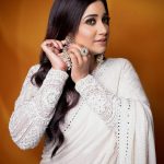 Shreya Ghoshal Instagram - Kashmir jaisi jagah le chalo na ❄️ Saree: @sawangandhiofficial Jewels: @azotiique Stylist: @stylebysaachivj Styling Team: @sanzimehta777 @styledbynikinagda Styling intern: @muskaanparakh Photographer: @ashish_ojha_photography MUA: @tessiequiney Hair: @maggie_hairstylists1989