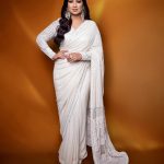 Shreya Ghoshal Instagram - Kashmir jaisi jagah le chalo na ❄️ Saree: @sawangandhiofficial Jewels: @azotiique Stylist: @stylebysaachivj Styling Team: @sanzimehta777 @styledbynikinagda Styling intern: @muskaanparakh Photographer: @ashish_ojha_photography MUA: @tessiequiney Hair: @maggie_hairstylists1989