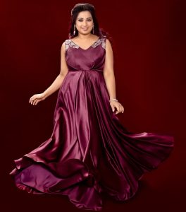 Shreya Ghoshal Instagram - Rang de na 💖 Outfit: @johnandananth Earrings & Rings: @mozaati Bracelet: @azotiique Stylist: @stylebysaachivj Styling Team: @sanzimehta777 @styledbynikinagda Styling intern: @muskaanparakh Photographer: @harshphotography11