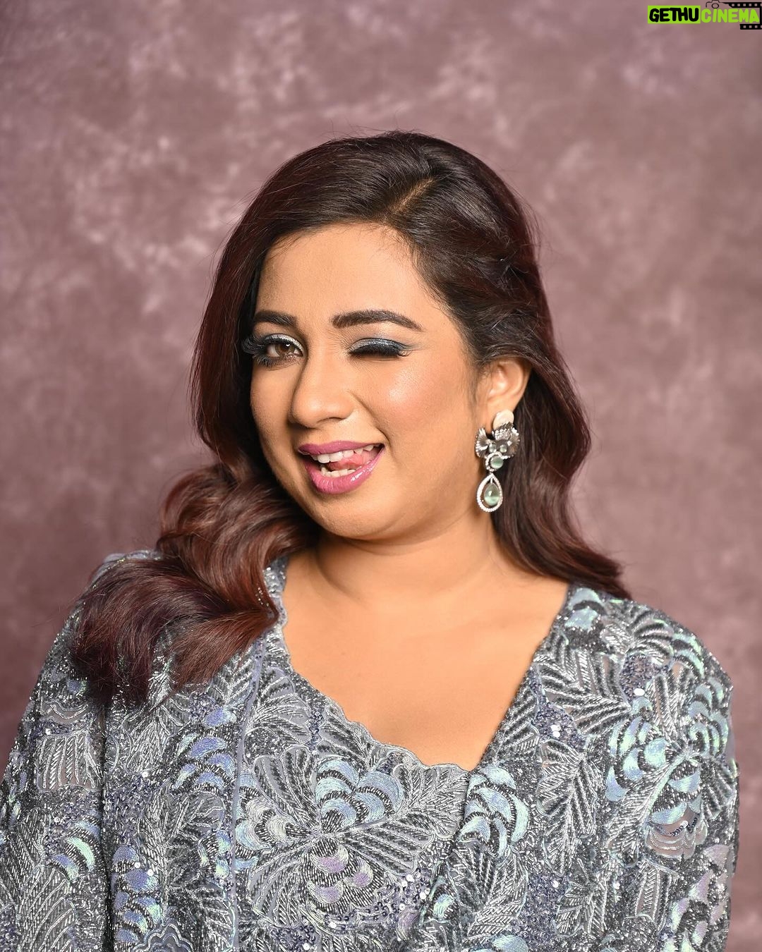 Shreya Ghoshal Instagram - 😜 Outfit: @clothezology_by_aastha Jewellery: @aquamarine_jewellery Stylist: @stylebysaachivj Styling Team: @styledbynikinagda @sanzimehta777 Styling intern: @muskaanparakh Photographer: @ashish_ojha_photography