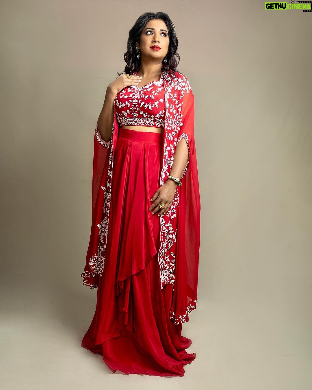 Shreya Ghoshal Instagram - Raghuvar teri raah raah nihare saaton janam se Siya πΌππ»β₯οΈπΌ Outfit: @label_ava Jewellery: @sorayaajewels_ Stylist: @stylebysaachivj Styling Team: @sanzimehta777 Photographer: @harshphotography11