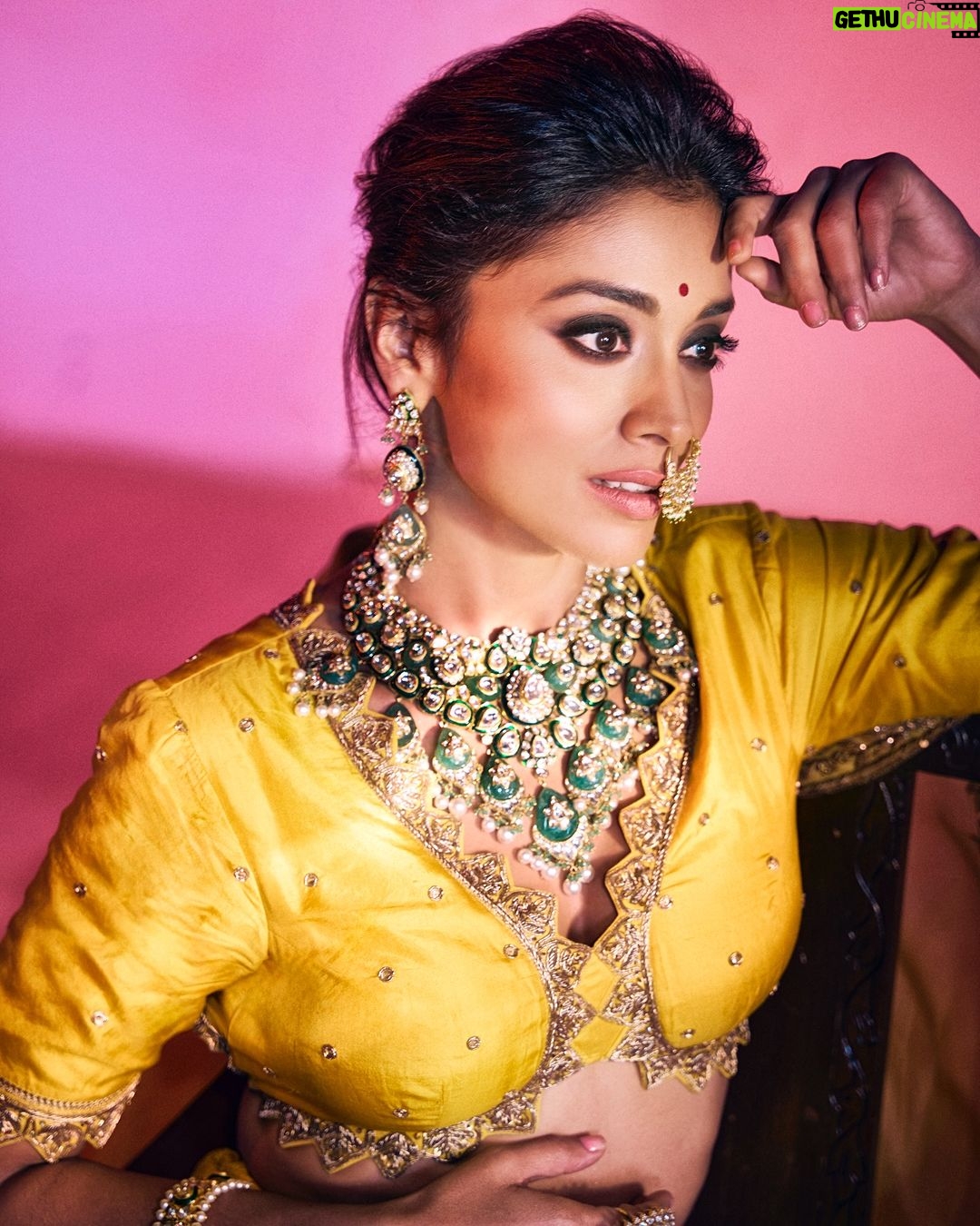 Shriya Saran Instagram - Magazine: @culturedwedding Managing Editor: @yadav_manjeet Business Head: @divyanijain1925 Stylist: @juhi.ali Photographer: @tejasnerurkarr Make-up: @makeupbymahendra7 Hair: @priyanka_sherkar1 Outfit: @real_weaverstory Jewellery: @virokbytatiwalas Location: @maximusstudiomumbai Artist’s PR: @communiquefilmpr Videographer: @chalchitrakar Co-ordinated by: @nadiiaamalik