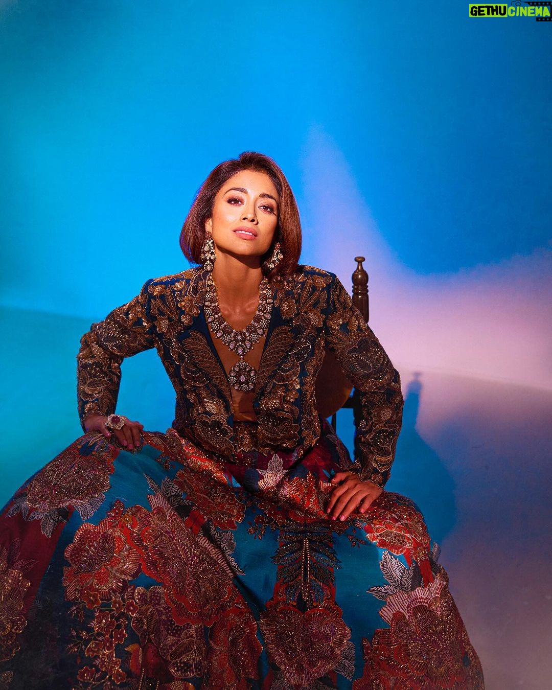 Shriya Saran Instagram - Magazine: @culturedwedding Managing Editor: @yadav_manjeet Business Head: @divyanijain1925 Stylist: @juhi.ali Photographer: @tejasnerurkarr Make-up: @makeupbymahendra7 Hair: @priyanka_sherkar1 Outfit: @gazalguptacouture Jewellery: @palacejewellerspltd Location: @maximusstudiomumbai Artist’s PR: @communiquefilmpr Videographer: @chalchitrakar Co-ordinated by: @nadiiaamalik