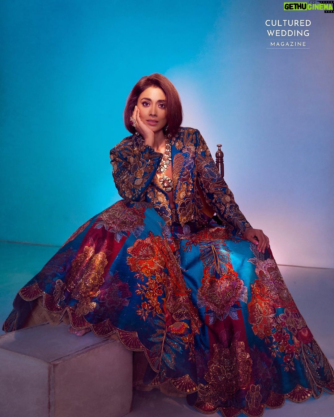 Shriya Saran Instagram - Magazine: @culturedwedding Managing Editor: @yadav_manjeet Business Head: @divyanijain1925 Stylist: @juhi.ali Photographer: @tejasnerurkarr Make-up: @makeupbymahendra7 Hair: @priyanka_sherkar1 Outfit: @gazalguptacouture Jewellery: @palacejewellerspltd Location: @maximusstudiomumbai Artist’s PR: @communiquefilmpr Videographer: @chalchitrakar Co-ordinated by: @nadiiaamalik