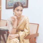 Shriya Saran Instagram - Shot by @ravii_dixit Make up @sakpalnilesh267 Hair @priyanka_sherkar1 Sari @vrk_heritage Blouse @sithara_kudige