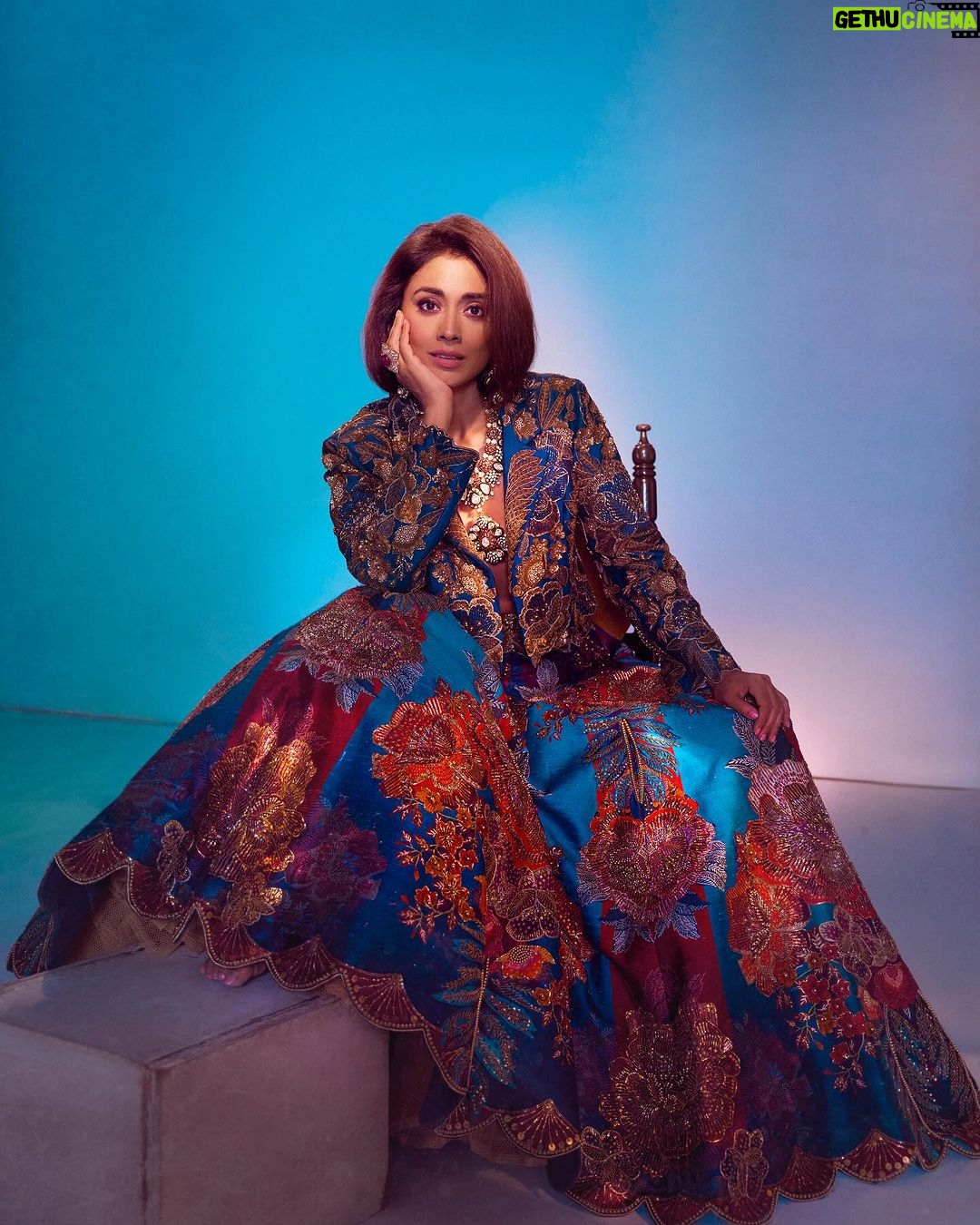 Shriya Saran Instagram - Magazine: @culturedwedding Managing Editor: @yadav_manjeet Business Head: @divyanijain1925 Stylist: @juhi.ali Photographer: @tejasnerurkarr Make-up: @makeupbymahendra7 Hair: @priyanka_sherkar1 Outfit: @gazalguptacouture Jewellery: @palacejewellerspltd Location: @maximusstudiomumbai Artist’s PR: @communiquefilmpr Videographer: @chalchitrakar Co-ordinated by: @nadiiaamalik