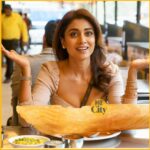 Shriya Saran Instagram – We took actor Shriya Saran, who is in love with the versatile dosa, out for a special lunch on World Dosa Day today. Talking about her favourite dish, she says, “I love the small roadside places serving dosa. This delicacy travelled to different of India and became its own. It’s a universally acknowledged food. My daughter is also obsessed with dosa and idli, she calls it ‘idi’! I feel dosa could become the next big thing from India because it’s gluten free, and can be made in a health conscious way with oats and millets.”

@shriya_saran1109

Story by @rishazod
Photos by @vaalibate

For full story, link is in our stories.

#shriyasaran #dosa #worlddosaday #bollywood #food