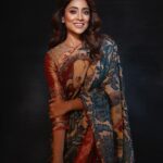 Shriya Saran Instagram – I absolutely love this saree. It’s hand painted by kalamkari artist .
It takes hours to make one saree.
Colours are made using ancient technique.
@house_of_vkola
Shot by @nikhilshenoyphoto
Thank you so much for doing this.
Make up @makeupbymahendra7
Hair @priyanka_sherkar1
Blouse @sithara_kudige
The process of creating a piece of kalamkari art is elaborate and time consuming which takes several days to weeks to shape in to final output
The fabric is soaked washed and rinsed in running water or a large tub
Then treated with myrobalan and buffalo milk solution
It’s dried in sun and later sketched using coal made from tamarind twigs
The out line created using “kalam- a bamboo stick sharpened and wrapped with a peice of fabric” in a natural black dye
The natural dyes are later applied one after the another
The fabric is boiled rinsed and sun dried finally to get ready