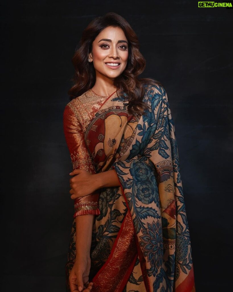 Shriya Saran Instagram - I absolutely love this saree. It’s hand painted by kalamkari artist . It takes hours to make one saree. Colours are made using ancient technique. @house_of_vkola Shot by @nikhilshenoyphoto Thank you so much for doing this. Make up @makeupbymahendra7 Hair @priyanka_sherkar1 Blouse @sithara_kudige The process of creating a piece of kalamkari art is elaborate and time consuming which takes several days to weeks to shape in to final output The fabric is soaked washed and rinsed in running water or a large tub Then treated with myrobalan and buffalo milk solution It's dried in sun and later sketched using coal made from tamarind twigs The out line created using "kalam- a bamboo stick sharpened and wrapped with a peice of fabric" in a natural black dye The natural dyes are later applied one after the another The fabric is boiled rinsed and sun dried finally to get ready