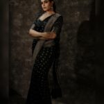 Shruthi Prakash Instagram - ❤️ Wearing @shlokasudhakarofficial ❤️ Photographer @sandeep.mv Jewellery @vivantgolddiamonds MUA @bridalmakeover_with_soumya Hair @hairanddrapeby_geetham [Shruti Prakash, Conceptual Shoot, Pose, Portrait, Makeup , Saree, Indian, Jewellery, Pretty]