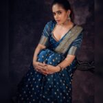 Shruthi Prakash Instagram - Feeling the blues, but in the best way possible ❤️ Wearing @shlokasudhakarofficial ❤️ Photographer @sandeep.mv Jewellery @vivantgolddiamonds MUA @bridalmakeover_with_soumya Hair @hairanddrapeby_geetham [Shruti Prakash, Conceptual Shoot, Pose, Portrait, Makeup , Saree, Indian, Jewellery, Pretty]