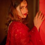 Shruthi Prakash Instagram - Too much red ?❤️ Wearing @shlokasudhakarofficial ❤️ Photographer @sandeep.mv Jewellery @vivantgolddiamonds MUA @bridalmakeover_with_soumya Hair @hairanddrapeby_geetham [Shruti Prakash, Conceptual Shoot, Pose, Portrait, Makeup , Saree, Indian, Jewellery, Pretty]