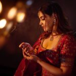 Shruthi Prakash Instagram - चांद वो भरमा गया तुझको देखा तो शर्मा गया । Wearing @shlokasudhakarofficial ❤️ Photographer @sandeep.mv Jewellery @vivantgolddiamonds MUA @bridalmakeover_with_soumya Hair @hairanddrapeby_geetham [Shruti Prakash, Conceptual Shoot, Pose, Portrait, Makeup , Saree, Indian, Jewellery, Pretty]
