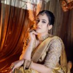 Shruthi Prakash Instagram - Nothing feels as perfect as saree .🤩 Intensifying the beauty in gorgeous golden silk saree And loving the intricacy involved in the blouse . Accessorised this look with beautiful jewels Last but not the least soft elegant makeup nd hair Actress : @shrutiprakash Designer: @vibbhinna Mua : @makeoverwithlakshmi_shetty Jewels: @vivantgolddiamonds Photography: @dimaphotographystudio