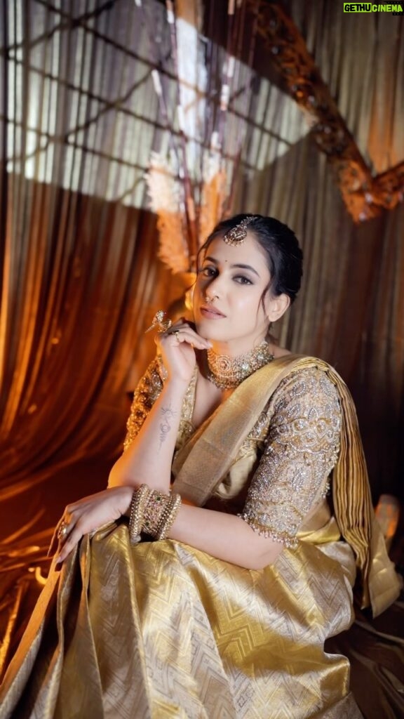 Shruthi Prakash Instagram - Nothing feels as perfect as saree .🤩 Intensifying the beauty in gorgeous golden silk saree And loving the intricacy involved in the blouse . Accessorised this look with beautiful jewels Last but not the least soft elegant makeup nd hair Actress : @shrutiprakash Designer: @vibbhinna Mua : @makeoverwithlakshmi_shetty Jewels: @vivantgolddiamonds Photography: @dimaphotographystudio