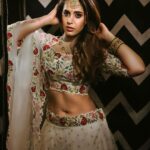 Shruthi Prakash Instagram - A look was served today ..❤️✨ Wearing @shlokasudhakarofficial ❤️ Photographer @sandeep.mv Jewellery @vivantgolddiamonds MUA @bridalmakeover_with_soumya Hair @hairanddrapeby_geetham [Shruti Prakash, Conceptual Shoot, Pose, Portrait, Makeup , Saree, Indian, Jewellery]]
