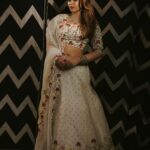 Shruthi Prakash Instagram - A look was served today ..❤️✨ Wearing @shlokasudhakarofficial ❤️ Photographer @sandeep.mv Jewellery @vivantgolddiamonds MUA @bridalmakeover_with_soumya Hair @hairanddrapeby_geetham [Shruti Prakash, Conceptual Shoot, Pose, Portrait, Makeup , Saree, Indian, Jewellery]]