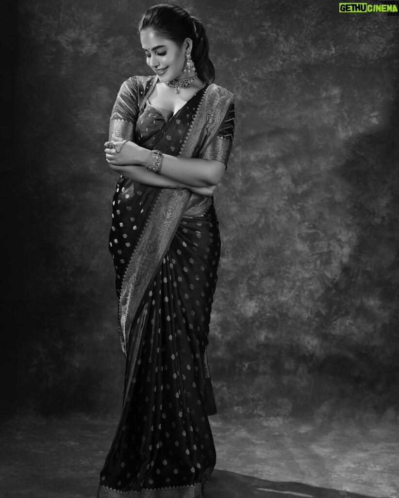 Shruthi Prakash Instagram - ❤️ Wearing @shlokasudhakarofficial ❤️ Photographer @sandeep.mv Jewellery @vivantgolddiamonds MUA @bridalmakeover_with_soumya Hair @hairanddrapeby_geetham [Shruti Prakash, Conceptual Shoot, Pose, Portrait, Makeup , Saree, Indian, Jewellery, Pretty]