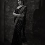 Shruthi Prakash Instagram - ❤️ Wearing @shlokasudhakarofficial ❤️ Photographer @sandeep.mv Jewellery @vivantgolddiamonds MUA @bridalmakeover_with_soumya Hair @hairanddrapeby_geetham [Shruti Prakash, Conceptual Shoot, Pose, Portrait, Makeup , Saree, Indian, Jewellery, Pretty]