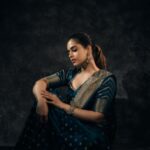 Shruthi Prakash Instagram - Feeling the blues, but in the best way possible ❤️ Wearing @shlokasudhakarofficial ❤️ Photographer @sandeep.mv Jewellery @vivantgolddiamonds MUA @bridalmakeover_with_soumya Hair @hairanddrapeby_geetham [Shruti Prakash, Conceptual Shoot, Pose, Portrait, Makeup , Saree, Indian, Jewellery, Pretty]
