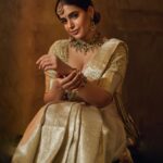 Shruthi Prakash Instagram - And when she loves, she loves hard❤️ The amazing team behind this look ⭐️ Wearing @shlokasudhakarofficial ❤️ Photographer @sandeep.mv Jewellery @vivantgolddiamonds MUA @bridalmakeover_with_soumya Hair @hairanddrapeby_geetham [Shruti Prakash, Conceptual Shoot, Pose, Portrait, Makeup , Saree, Indian, Jewellery, Pretty]