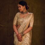 Shruthi Prakash Instagram - And when she loves, she loves hard❤️ The amazing team behind this look ⭐️ Wearing @shlokasudhakarofficial ❤️ Photographer @sandeep.mv Jewellery @vivantgolddiamonds MUA @bridalmakeover_with_soumya Hair @hairanddrapeby_geetham [Shruti Prakash, Conceptual Shoot, Pose, Portrait, Makeup , Saree, Indian, Jewellery, Pretty]