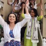 Shruti Marathe Instagram - थोडा टाईट थोडा लूज साला कॅरॅक्टर ची जादू... मृणाल कुलकर्णी आणि अश्विनी भावे सोबत श्रुती मराठे थिरकली #saalacharachter वर! Link In Bio