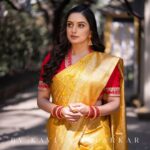 Shruti Marathe Instagram - Pratha’s tastefully handpicked tissue brocade Kanjeevaram sets the mood while @shrumarathe steals the spotlight with her radiant charm! Get ready to make your special occasions cherishable with @pratha_sarees ! WhatsApp on 9822240402 for inquiries Visit - www.prathasarees.com Follow us on social media for the latest addition of sarees: Facebook | Instagram | YouTube #shrutimarathe #kanjeevaram #kanjeevaramsilks #tissuebrocade #traditionalsaree #silksarees #prathasarees#ElegantDrapes #PrathaCreations #IndianFashion #HandcraftedElegance #EthnicChic #TraditionalWeaves #SareeLove