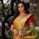 Shruti Marathe Instagram - Pratha’s tastefully handpicked tissue brocade Kanjeevaram sets the mood while @shrumarathe steals the spotlight with her radiant charm! Get ready to make your special occasions cherishable with @pratha_sarees ! WhatsApp on 9822240402 for inquiries Visit - www.prathasarees.com Follow us on social media for the latest addition of sarees: Facebook | Instagram | YouTube #shrutimarathe #kanjeevaram #kanjeevaramsilks #tissuebrocade #traditionalsaree #silksarees #prathasarees#ElegantDrapes #PrathaCreations #IndianFashion #HandcraftedElegance #EthnicChic #TraditionalWeaves #SareeLove
