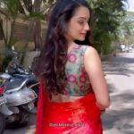 Shruti Marathe Instagram - बिखरी ज़ुल्फ़ों ने सिखाई मौसमों को शायरी झुकती आँखों ने बताया मयकशी क्या चीज़ है Makeover @diptimakeupartist Saree @ipsit_india . . . . #diptimakeupartist #shrutimarathe #marathicelebs #celeb #celebrity Pune, Maharashtra