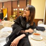Shruti Sodhi Instagram - Ek kahaani andar hai aur dusri duniya ke saamne… kya sach hai…kaun jaane…batao bhi to kaun maane? Teri kahaan sunkar agar wo laga teri keemat lagaane.. Tu band na karde darwaaze uspar jo mol tera asli mein jaane… To tu bachaakar rakh kahaani apni… Wo tu khud ho ya koi aur, aayega zaroor tujhe saath le jaane. - Shruti Sodhi #feeling #poetic #shrutisodhi #shaayari #poem