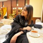 Shruti Sodhi Instagram - Ek kahaani andar hai aur dusri duniya ke saamne… kya sach hai…kaun jaane…batao bhi to kaun maane? Teri kahaan sunkar agar wo laga teri keemat lagaane.. Tu band na karde darwaaze uspar jo mol tera asli mein jaane… To tu bachaakar rakh kahaani apni… Wo tu khud ho ya koi aur, aayega zaroor tujhe saath le jaane. - Shruti Sodhi #feeling #poetic #shrutisodhi #shaayari #poem