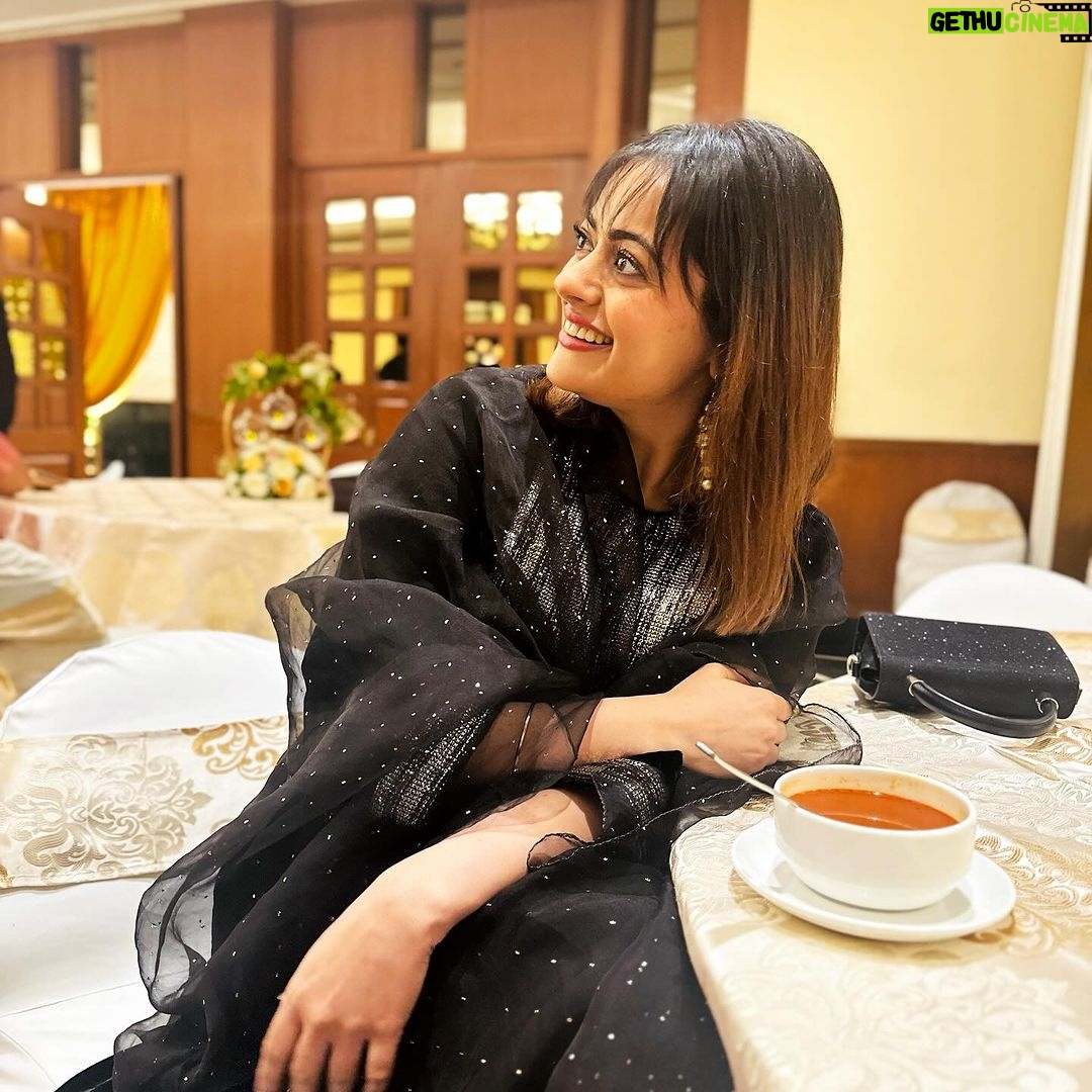 Shruti Sodhi Instagram - Ek kahaani andar hai aur dusri duniya ke saamne… kya sach hai…kaun jaane…batao bhi to kaun maane? Teri kahaan sunkar agar wo laga teri keemat lagaane.. Tu band na karde darwaaze uspar jo mol tera asli mein jaane… To tu bachaakar rakh kahaani apni… Wo tu khud ho ya koi aur, aayega zaroor tujhe saath le jaane. - Shruti Sodhi #feeling #poetic #shrutisodhi #shaayari #poem