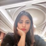 Shruti Sodhi Instagram - Ek kahaani andar hai aur dusri duniya ke saamne… kya sach hai…kaun jaane…batao bhi to kaun maane? Teri kahaan sunkar agar wo laga teri keemat lagaane.. Tu band na karde darwaaze uspar jo mol tera asli mein jaane… To tu bachaakar rakh kahaani apni… Wo tu khud ho ya koi aur, aayega zaroor tujhe saath le jaane. - Shruti Sodhi #feeling #poetic #shrutisodhi #shaayari #poem