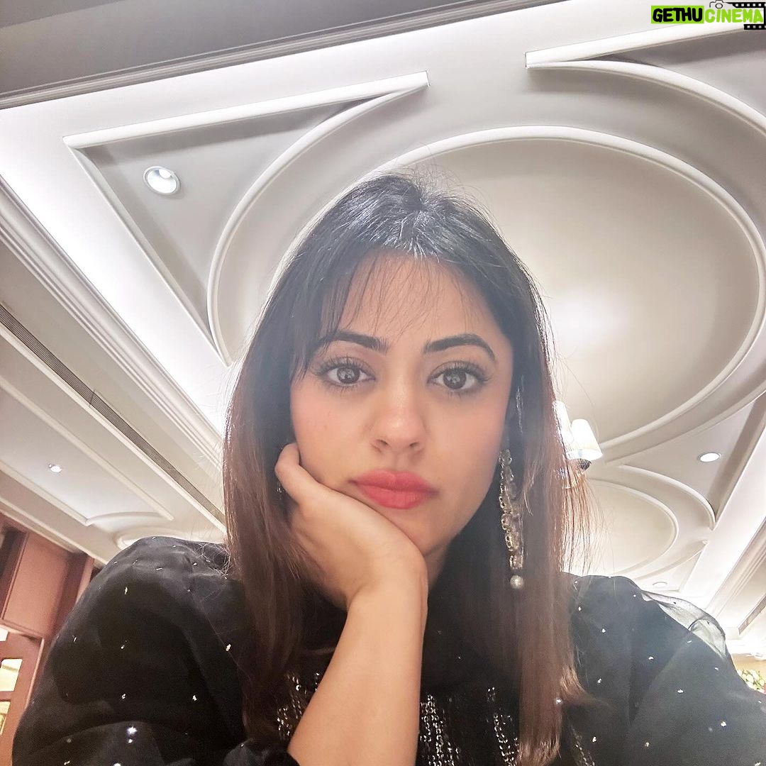 Shruti Sodhi Instagram - Ek kahaani andar hai aur dusri duniya ke saamne… kya sach hai…kaun jaane…batao bhi to kaun maane? Teri kahaan sunkar agar wo laga teri keemat lagaane.. Tu band na karde darwaaze uspar jo mol tera asli mein jaane… To tu bachaakar rakh kahaani apni… Wo tu khud ho ya koi aur, aayega zaroor tujhe saath le jaane. - Shruti Sodhi #feeling #poetic #shrutisodhi #shaayari #poem