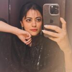 Shruti Sodhi Instagram - Ek kahaani andar hai aur dusri duniya ke saamne… kya sach hai…kaun jaane…batao bhi to kaun maane? Teri kahaan sunkar agar wo laga teri keemat lagaane.. Tu band na karde darwaaze uspar jo mol tera asli mein jaane… To tu bachaakar rakh kahaani apni… Wo tu khud ho ya koi aur, aayega zaroor tujhe saath le jaane. - Shruti Sodhi #feeling #poetic #shrutisodhi #shaayari #poem