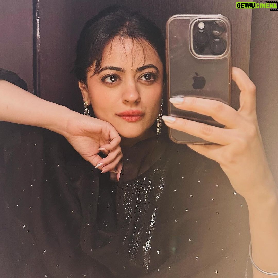 Shruti Sodhi Instagram - Ek kahaani andar hai aur dusri duniya ke saamne… kya sach hai…kaun jaane…batao bhi to kaun maane? Teri kahaan sunkar agar wo laga teri keemat lagaane.. Tu band na karde darwaaze uspar jo mol tera asli mein jaane… To tu bachaakar rakh kahaani apni… Wo tu khud ho ya koi aur, aayega zaroor tujhe saath le jaane. - Shruti Sodhi #feeling #poetic #shrutisodhi #shaayari #poem
